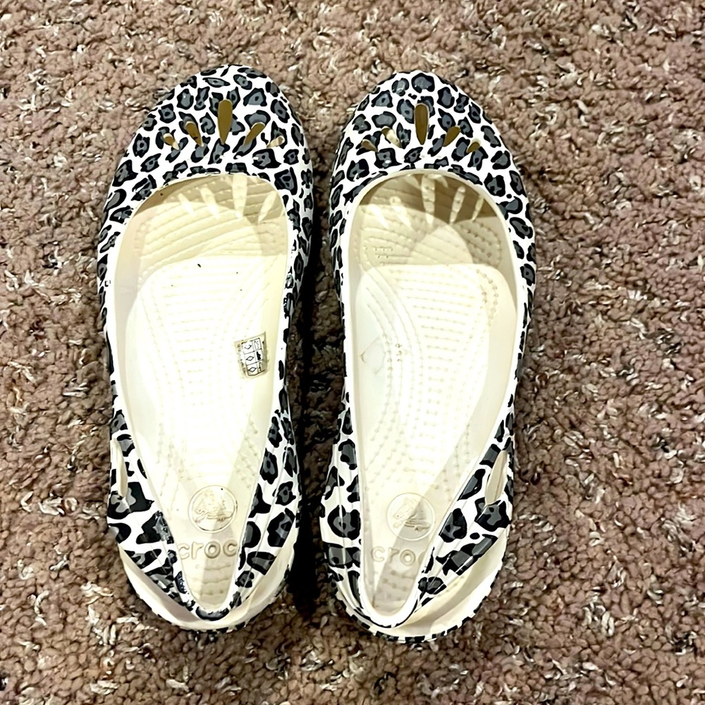 Super cute sling back leopard print flats. They are in great condition.